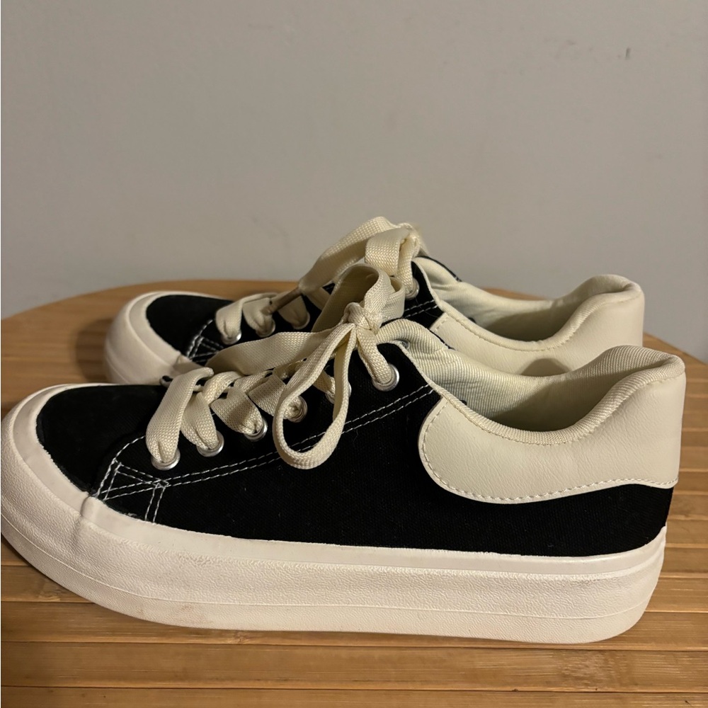 Beier Ladies Black & White Sneakers. Size: 38